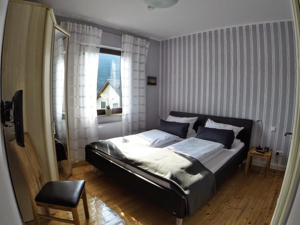 Ferienwohnungen Haus Am Wuerzlaysteig Lehmen Pokoj fotografie